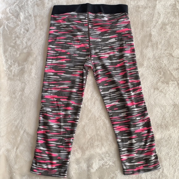 2/$25 Nike Cropped Leggings Size Large - Picture 4 of 4